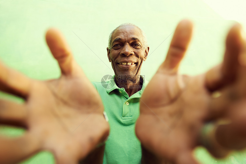 手和手臂张开的非洲老人 拥抱着摄像机图片