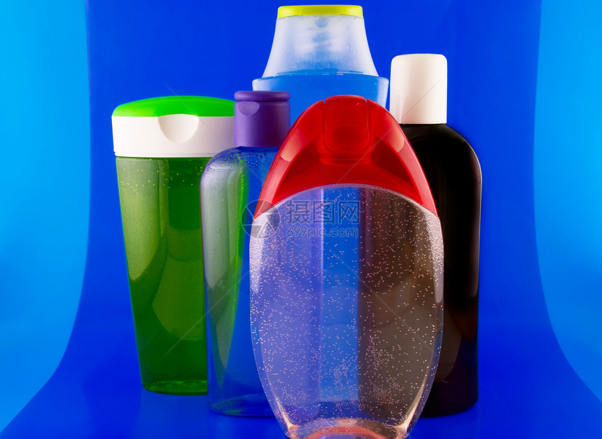 蓝色背面的化妆品容器香水身体团体绿色烘干管子塑料瓶子打扫浴室图片