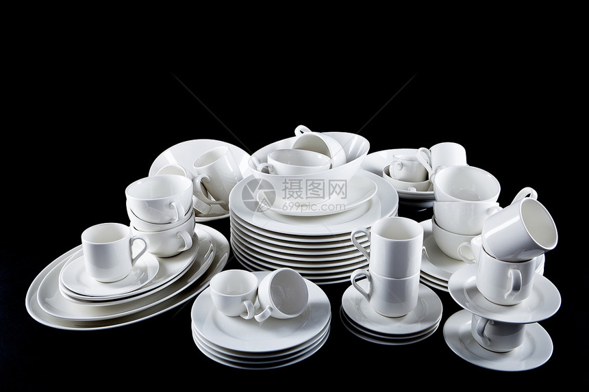 混合白色盘子杯和盘子 用黑色隔绝的午餐饮食厨具宴会桌子餐厅餐具制品陶瓷美食图片