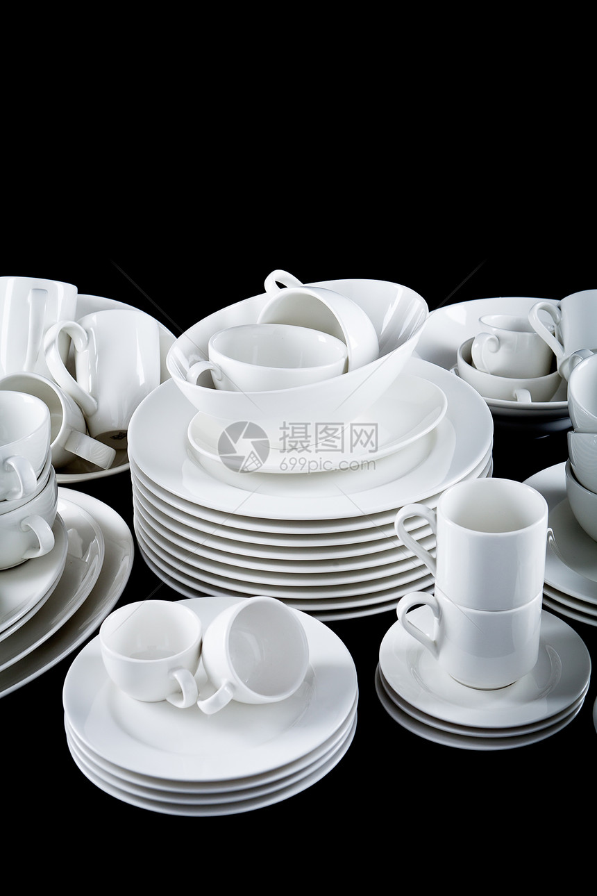 混合白色盘子杯和盘子 用黑色隔绝的优雅用餐烹饪陶瓷厨房饮食厨具咖啡宴会美食图片