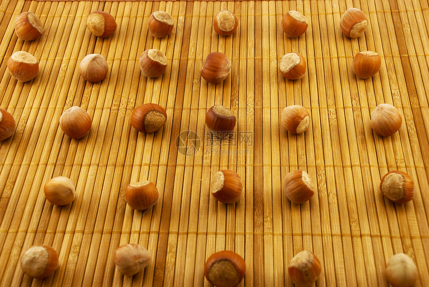 竹垫上的栗子棕色小吃种子榛子核桃食物坚果团体图片