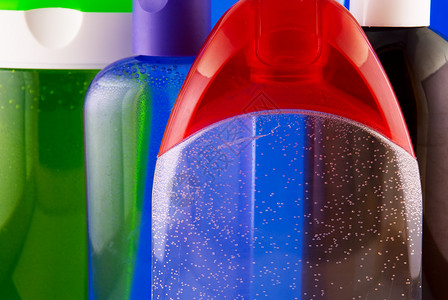 装在彩色背景的化妆品容器上身体香水管子绿色清洁剂液体卫生空白蓝色团体背景