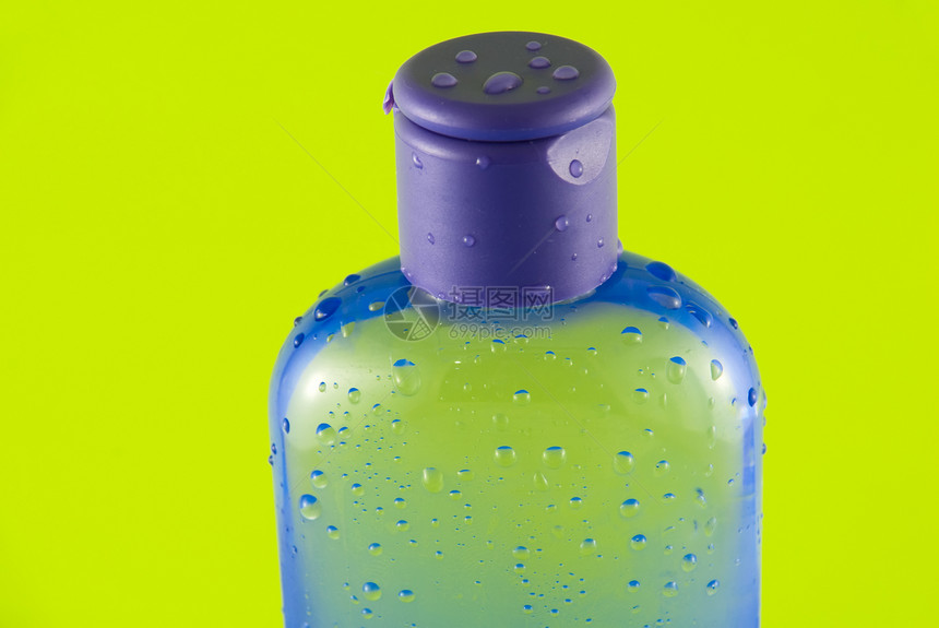装在彩色背景的化妆品容器上洗剂瓶子清洁剂团体塑料蓝色卫生香水绿色管子图片