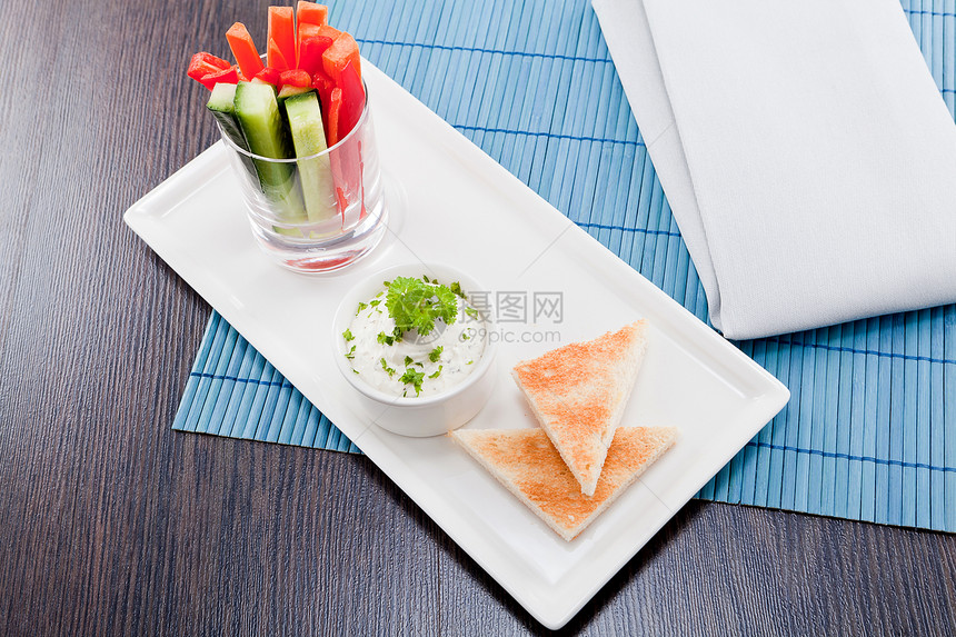新鲜蔬菜和奶油奶酪小吃派对胡椒服务营养美食乳制品草本植物沙拉芹菜面包图片