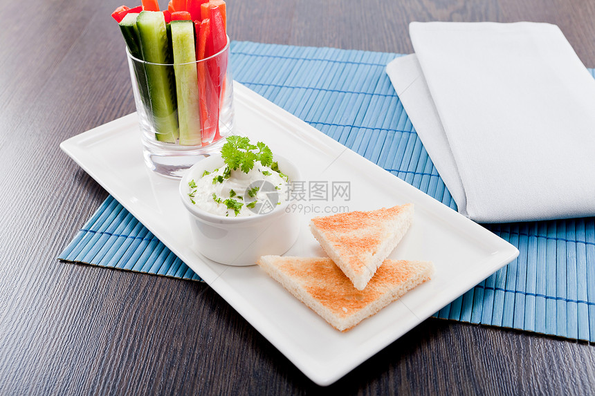 新鲜蔬菜和奶油奶酪小吃奶制品面包玻璃香菜黄瓜营养胡椒派对饥饿盘子图片