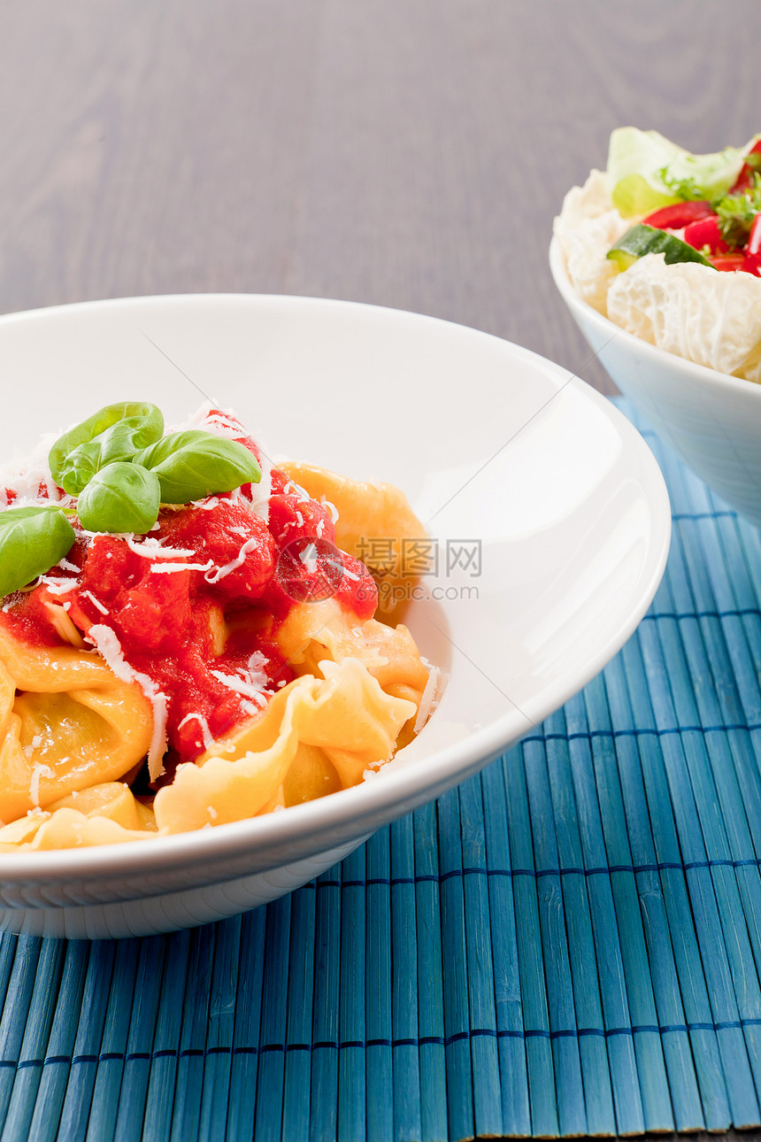 美味的新鲜自制腊肠和番茄酱营养美食沙拉饺子木头小吃盘子面条午餐化合物图片