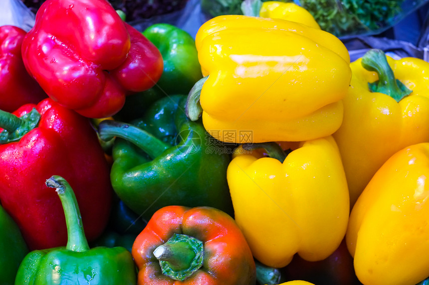 黄 红和绿辣椒胡椒沙拉收成红色食物绿色市场美食饮食黄色图片