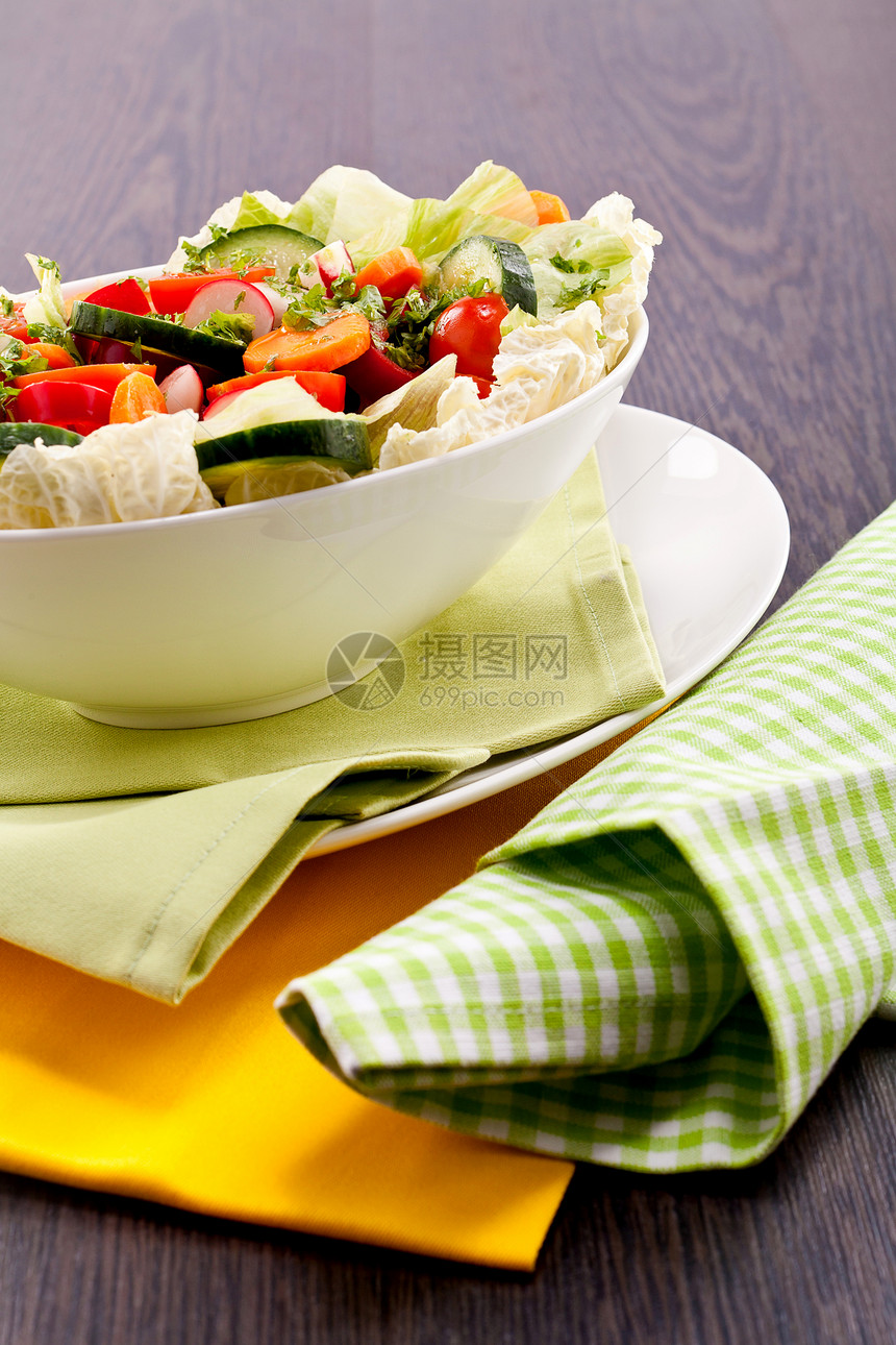 木制桌上新鲜混合多彩色沙拉午餐黄瓜生产胡椒营养美食烹饪辣椒叶子饮食图片