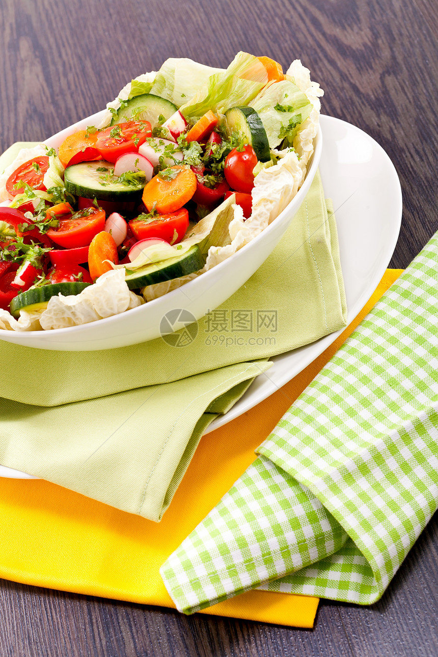 木制桌上新鲜混合多彩色沙拉花园生产盘子叶子市场橙子饮食烹饪辣椒草本植物图片