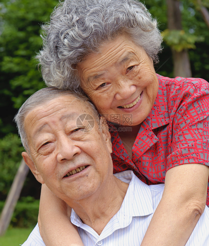 幸福快乐的老年夫妇夫妻女士感情拥抱男人母亲妻子生活丈夫男性图片