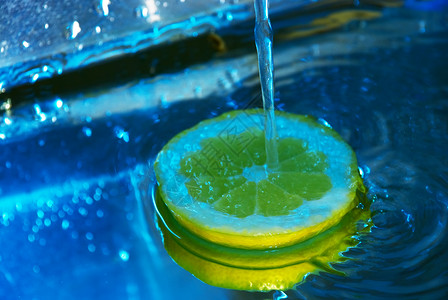 在自来水中的柠檬气泡时间波纹水滴液体反射同心运动宏观雨滴背景图片