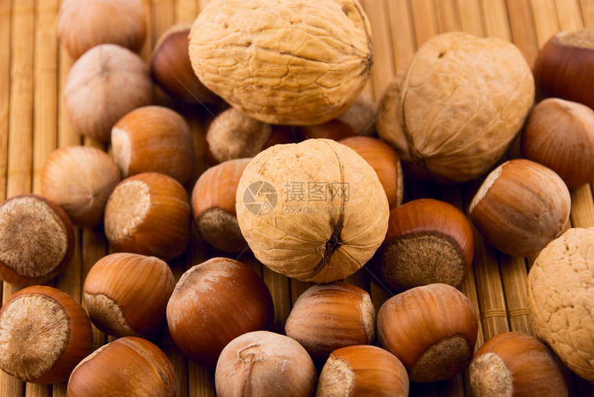竹床上的坚果棕色小吃团体核桃榛子种子食物图片