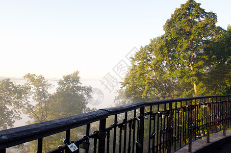 雾锁山乡传统婚姻标志锁着森林下山雾背景