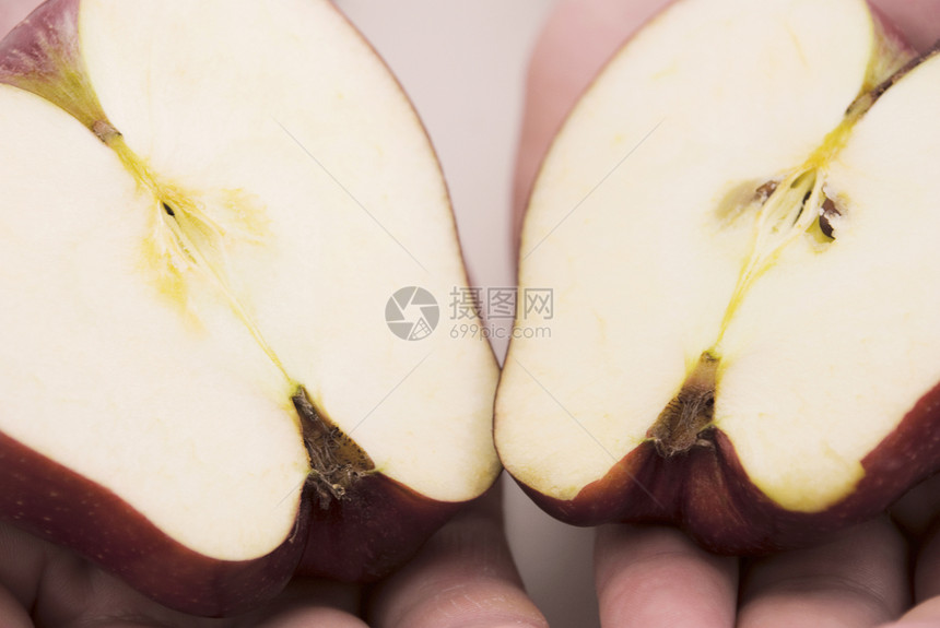 半个苹果在白色上被孤立美食液体小吃水果食物早餐红色果汁图片