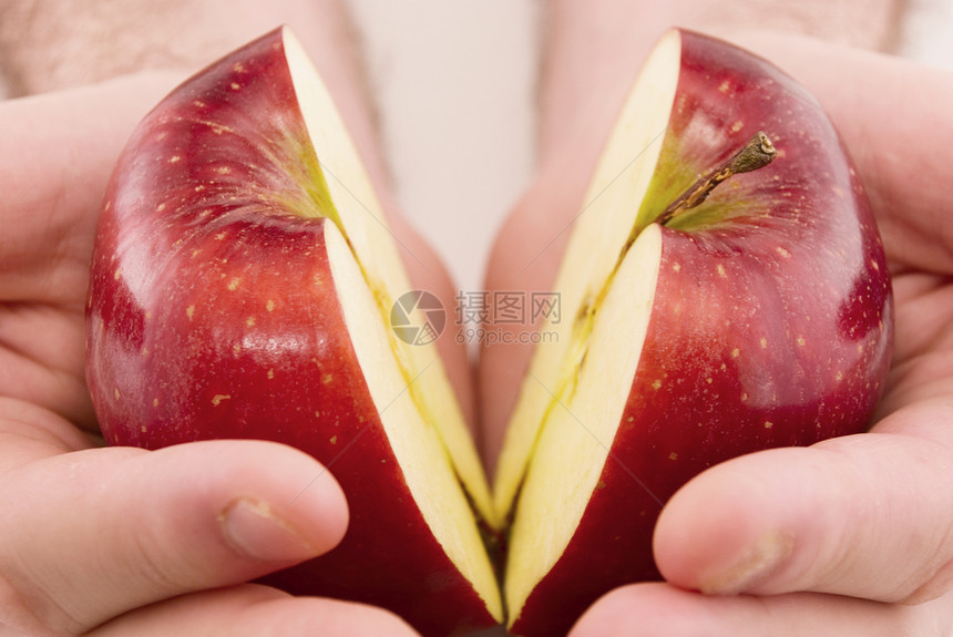 半个苹果在白色上被孤立红色小吃果汁液体早餐食物美食水果图片