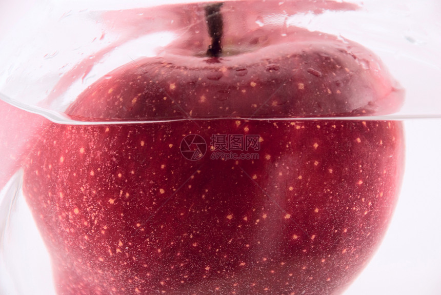 水中的红苹果果汁小吃水果雨滴玻璃美食早餐液体食物节食图片