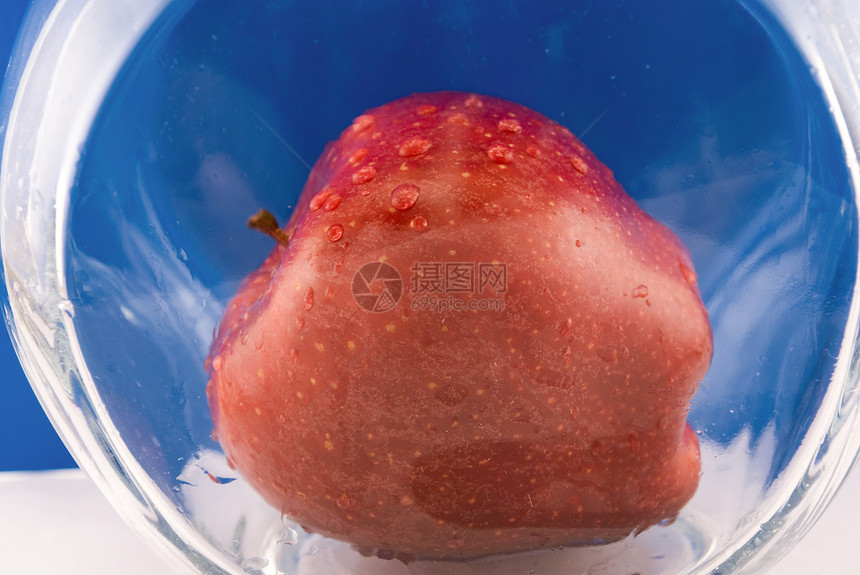 在一个玻璃罐中的苹果节食水果食物早餐小吃玻璃果汁美食雨滴液体图片