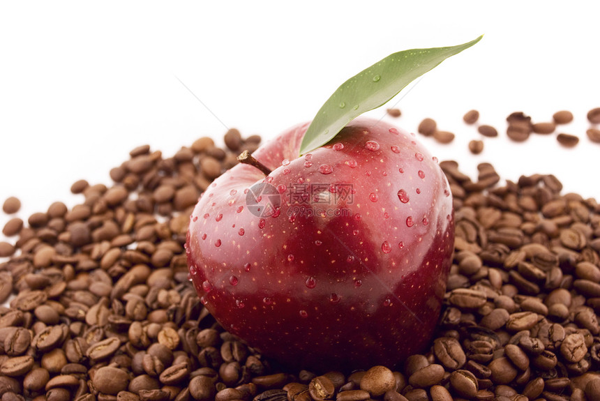 白上孤立的红苹果和咖啡豆咖啡果汁食物雨滴水果美食谷物液体小吃早餐图片