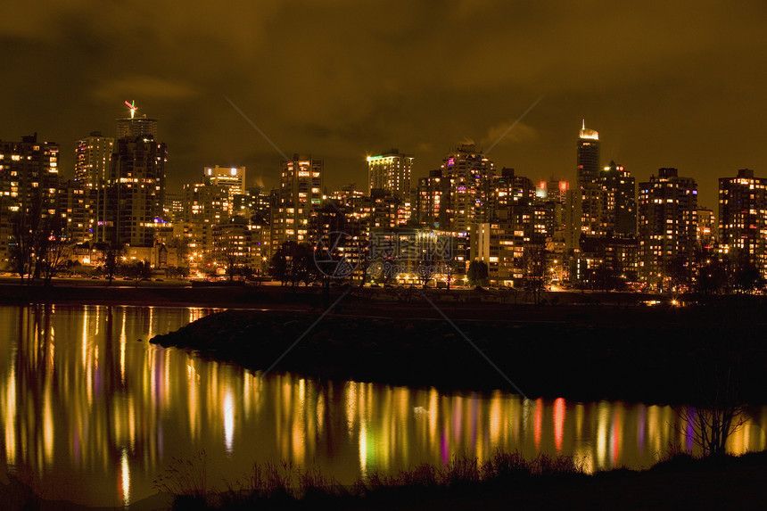 温哥华 不列颠哥伦比亚省在晚上与思考图片