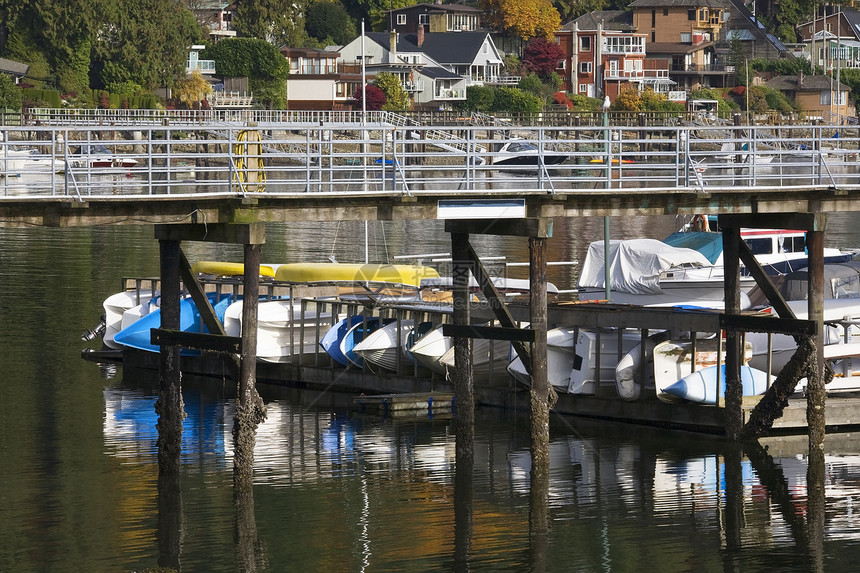 加拿大不列颠哥伦比亚省温哥华闲暇帆船蓝色海湾码头天际反射城市公元支撑图片