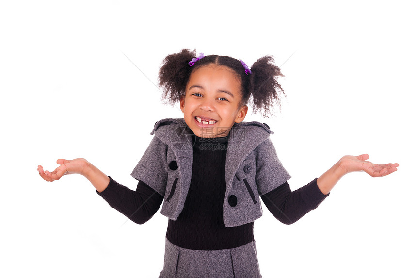 无牙齿的非洲年轻女孩乐趣学习卷曲微笑情感童年黑色学生教育女儿图片