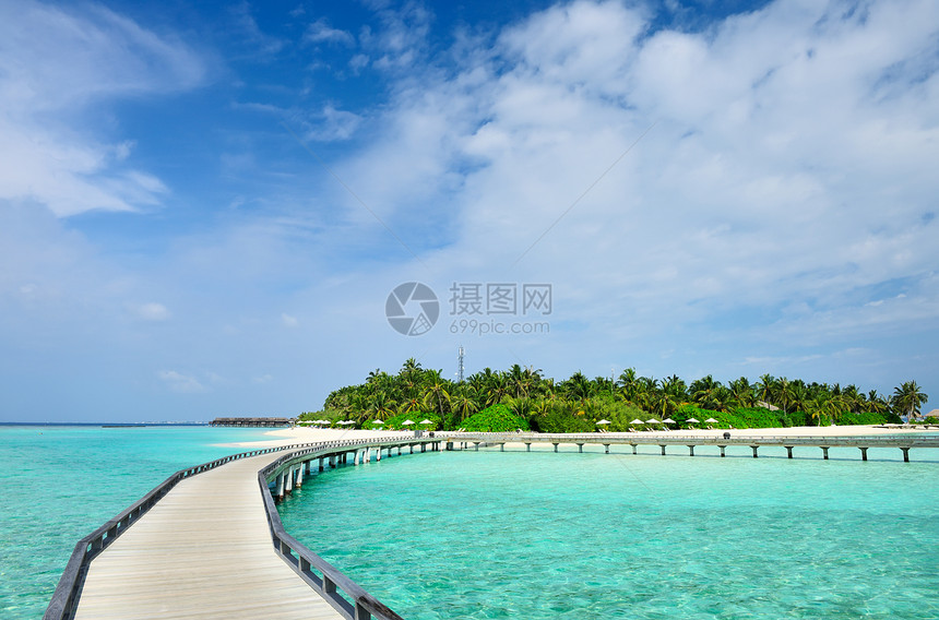 美丽的海滩和码头热带海岸线天空平台蓝色海景风景假期旅行海洋图片
