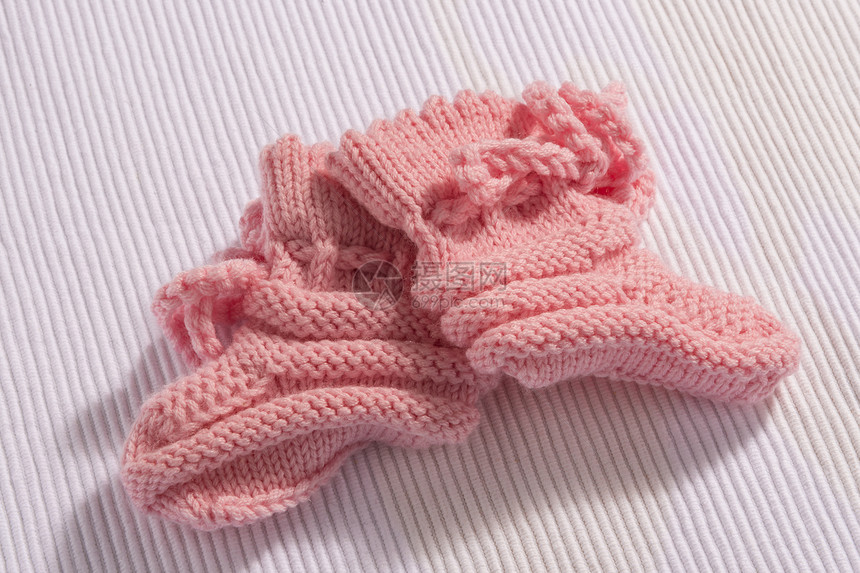 白色背景的粉红婴儿袜子图片