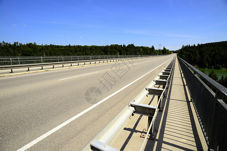 公路桥梁桥旅行乡村蓝色防撞码头建筑学针叶阳光植物建筑背景图片