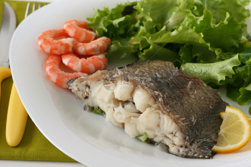 虾虾和沙拉柠檬鱼片蔬菜煮沸食物盘子午餐海鲜饮食图片