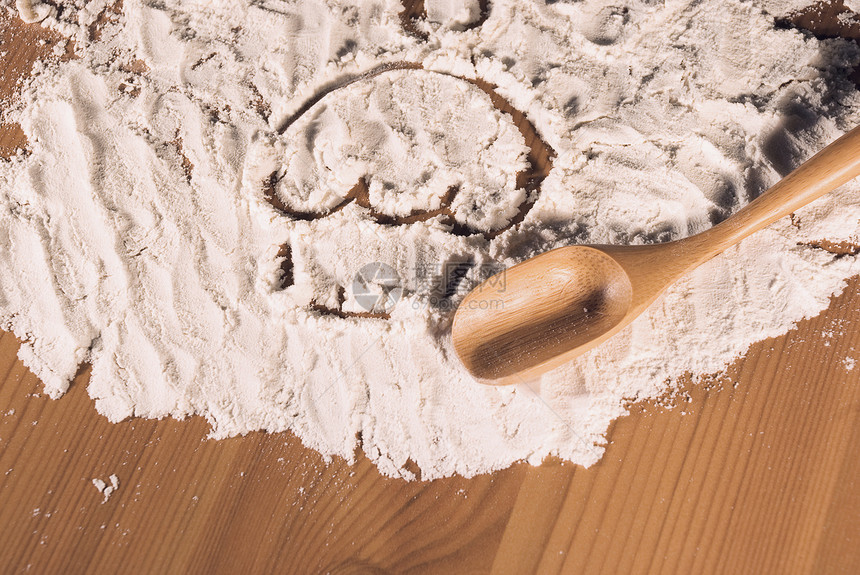 涂在面粉上的蛋糕勺子粉末食物印刷绘画白色图片