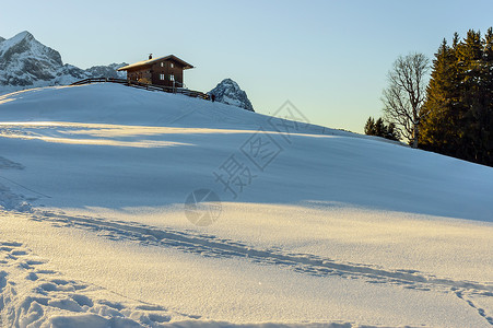 重型脚步声傍晚的阿尔卑风景背景