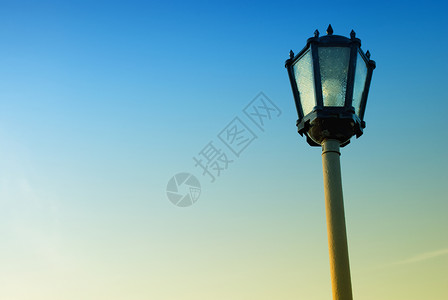 蓝色天空的光线玻璃金属菱形街道管道灯笼背景图片
