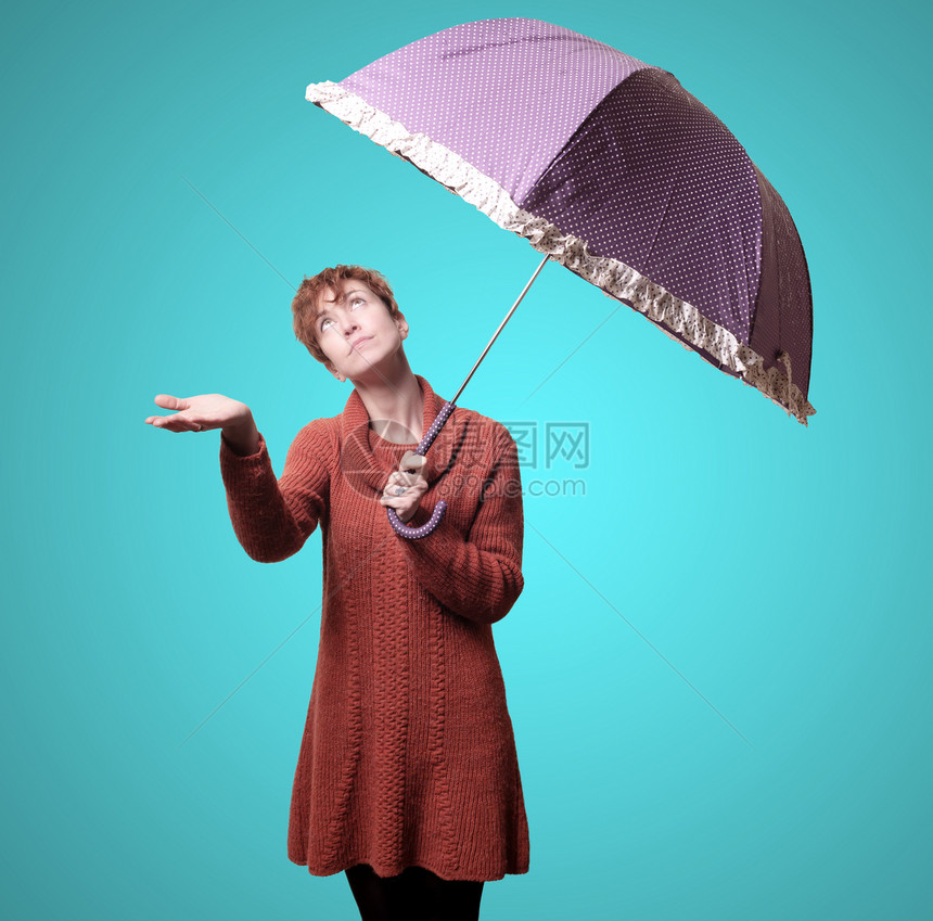 穿着毛衣和雨伞的美女天气橙色裙子粉色女孩短发女性幸福下雨季节图片
