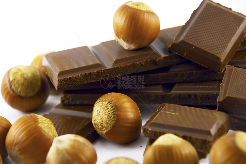 和在白色上隔离的巧克力榛子食物小吃核桃美食糖果诱惑正方形棕色甜点图片