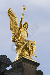 金翅膀素材坐着金雕像背景