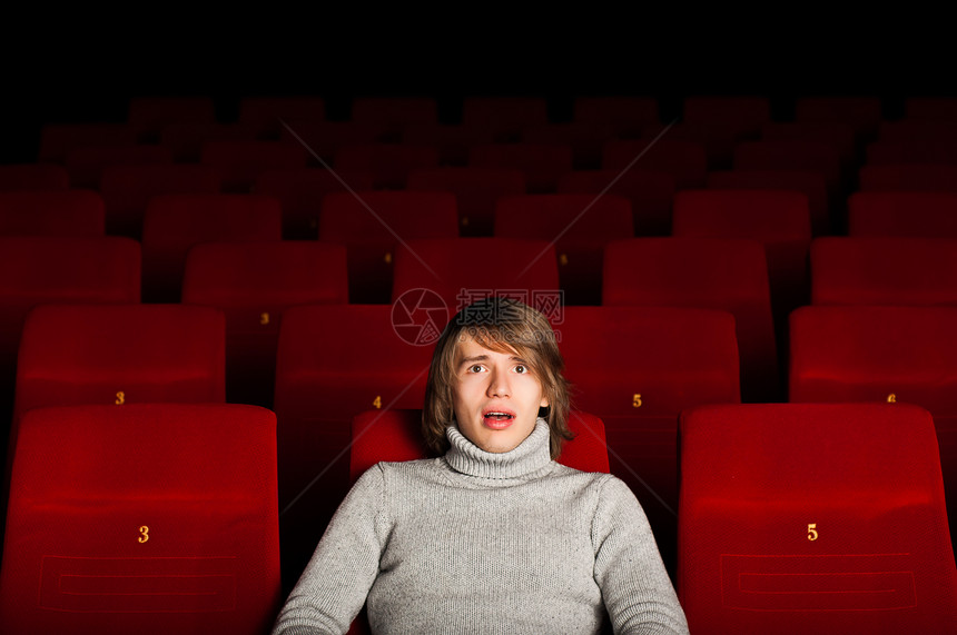 电影院里的男人娱乐喜剧男生乐趣享受电影椅子爆米花幸福观众图片
