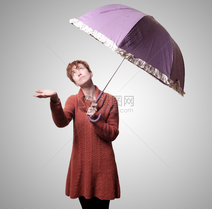 穿着毛衣和雨伞的美女裙子女孩粉色女人季节下雨女性橙色短发天气图片