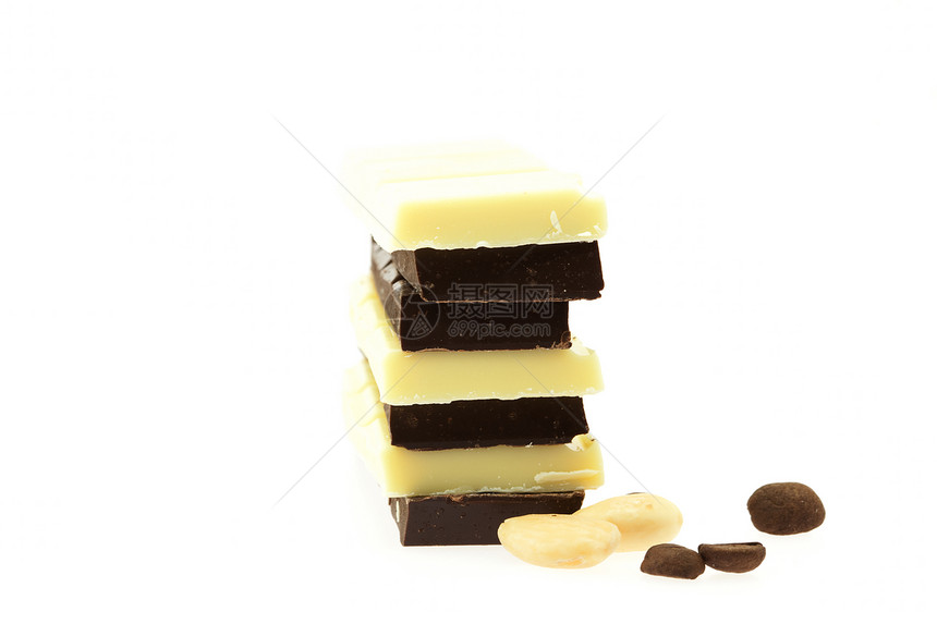 咖啡豆和坚果 在Whit上孤立的糖果巧克力诱惑酒吧黑色宏观食物甜点摄影生活图片