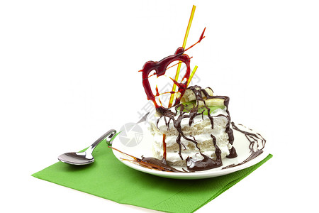 含奶油和焦糖的心 躺在绿布上水果甜点美食糖果烹饪香蕉白色巧克力摄影餐巾背景图片