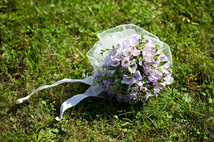 躺在草地上的新娘花束花瓣夫妻天空萼片女性已婚婚礼裙子家庭庆典图片