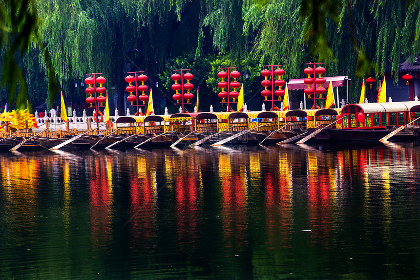 中国北京豪海湖游艇场景游船历史性树木景观历史纪念碑建筑公园酒吧图片