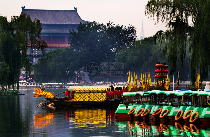豪海湖游艇鼓塔(中国北京背景)图片