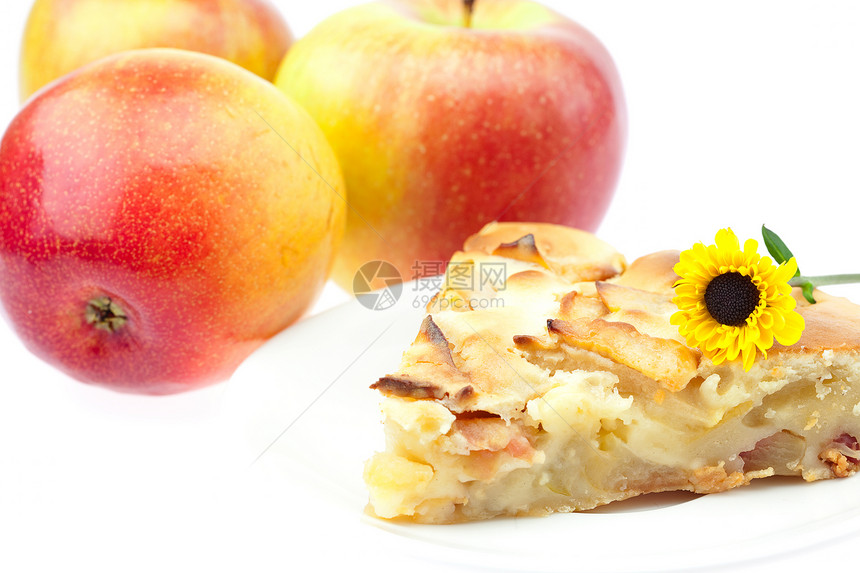 苹果派苹果片和白上孤立的一朵花脆皮甜点烹饪早餐美食诱惑食物用餐桌子金子图片