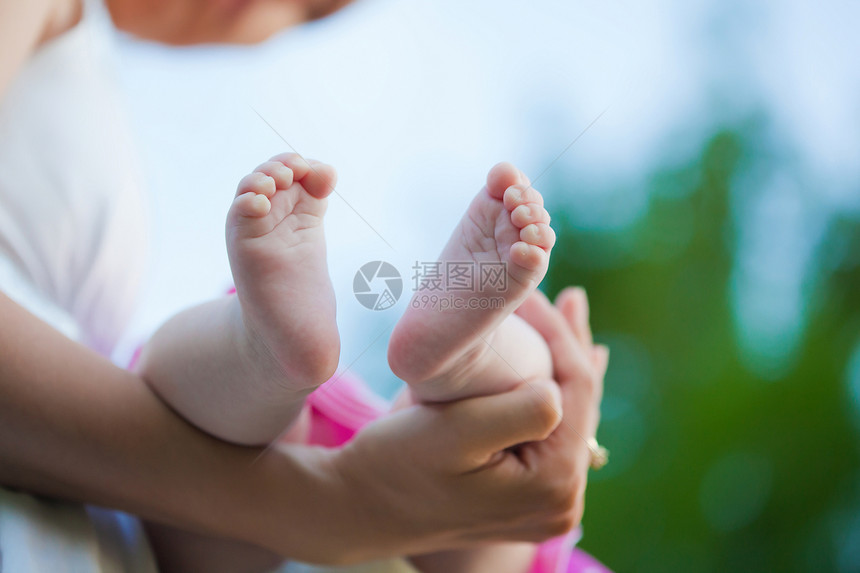 母亲手里握着一个女婴的妈妈图片
