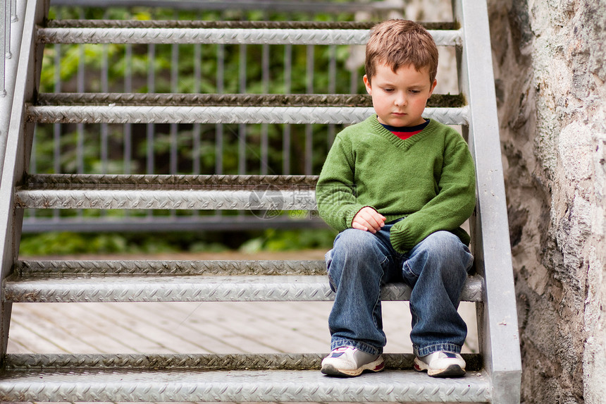 悲伤的小男孩孩子楼梯童年男性悲哀孤独青年男生图片