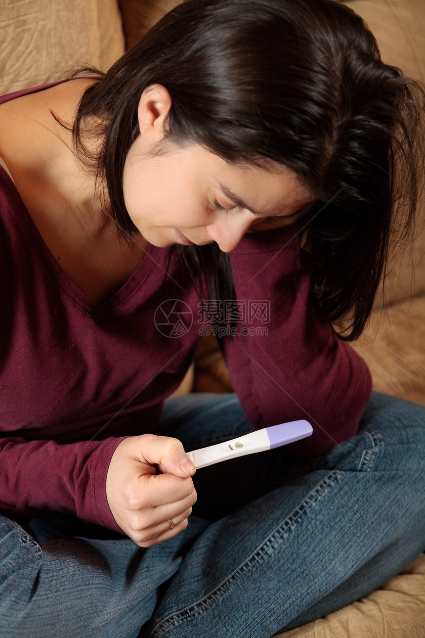 接受怀孕测试的妇女女性生育力女士母亲惊喜生活女孩构想沙发父母图片