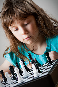 女孩下象棋女性孩子游戏青年童年闲暇专注木板战略背景图片