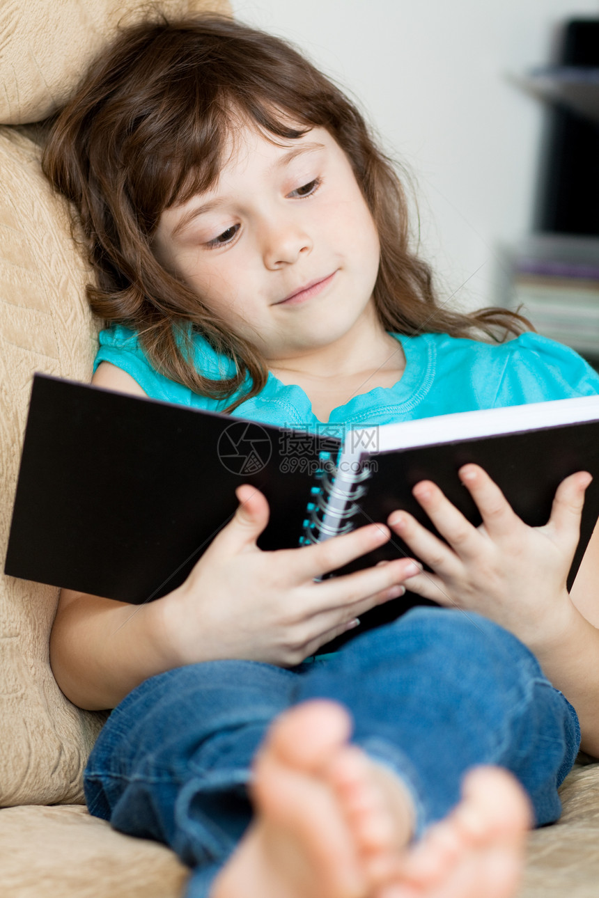 女童阅读童年长椅孩子微笑学习女孩青年女性图片