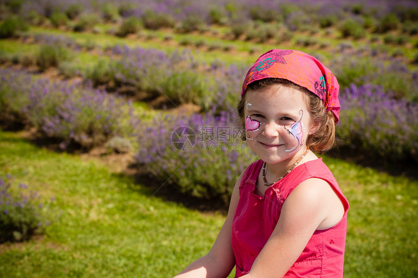 紫衣草地上的女孩薰衣草晴天摄影日光女性孩子化妆品青年场地童年图片