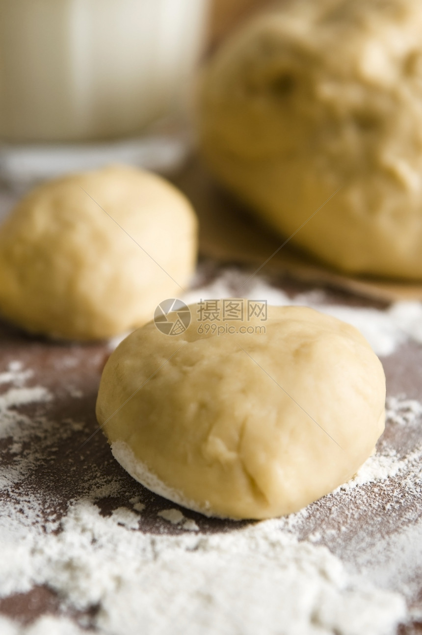 木制板上所填的面粉美食面团滚动食谱蛋糕食物厨房桌子木板图片